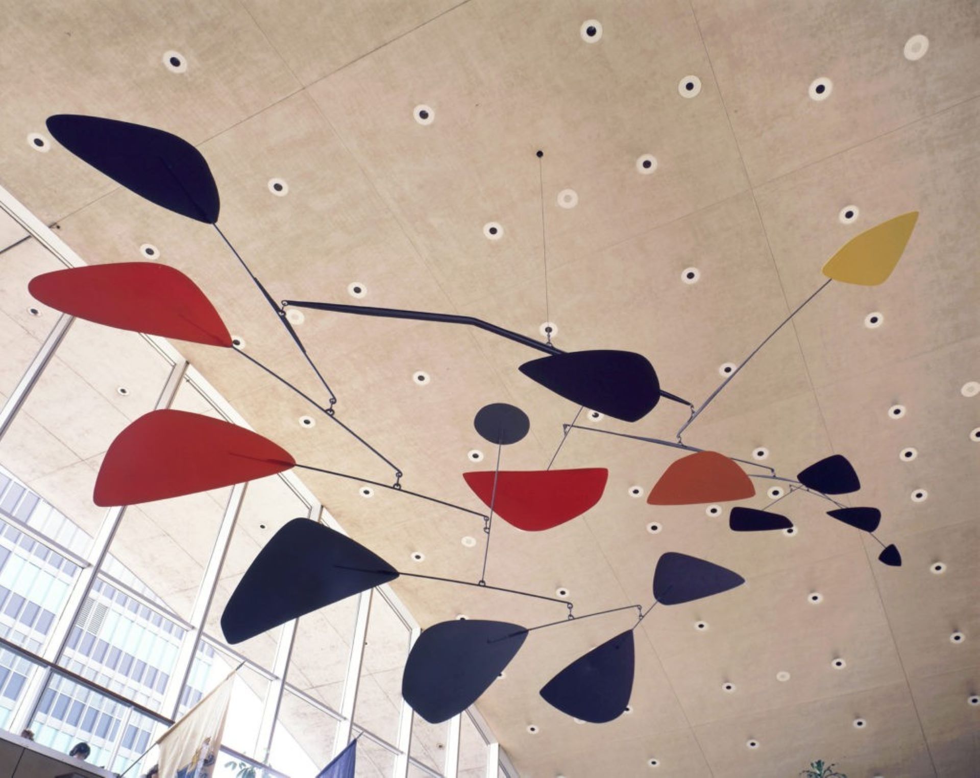 考爾德動態雕塑，1957。（Calder Foundation）