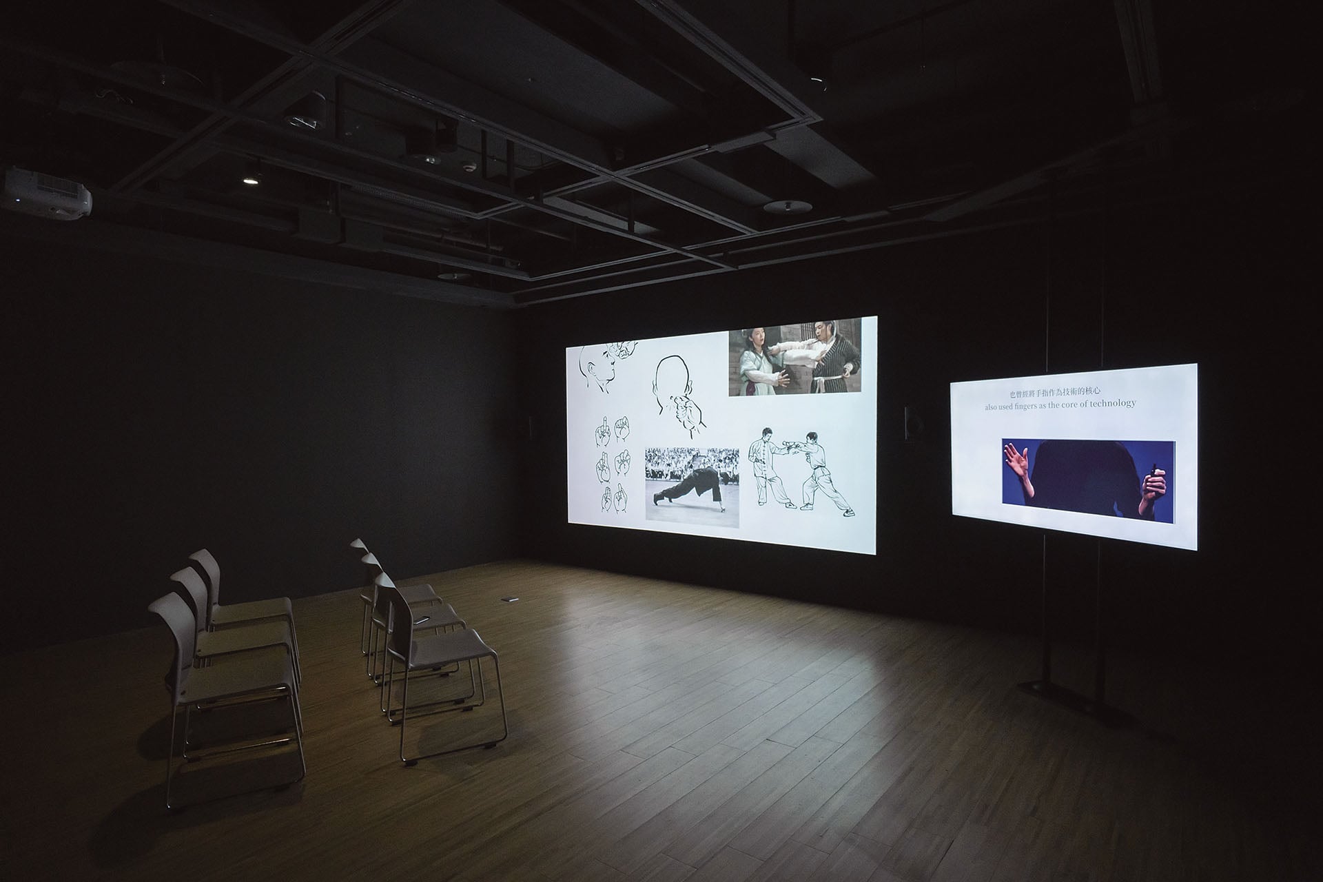 李佳霖於鳳甲美術館策劃「露餡的總是手—介面╱交握」展場一景。（攝影／林玟伶）