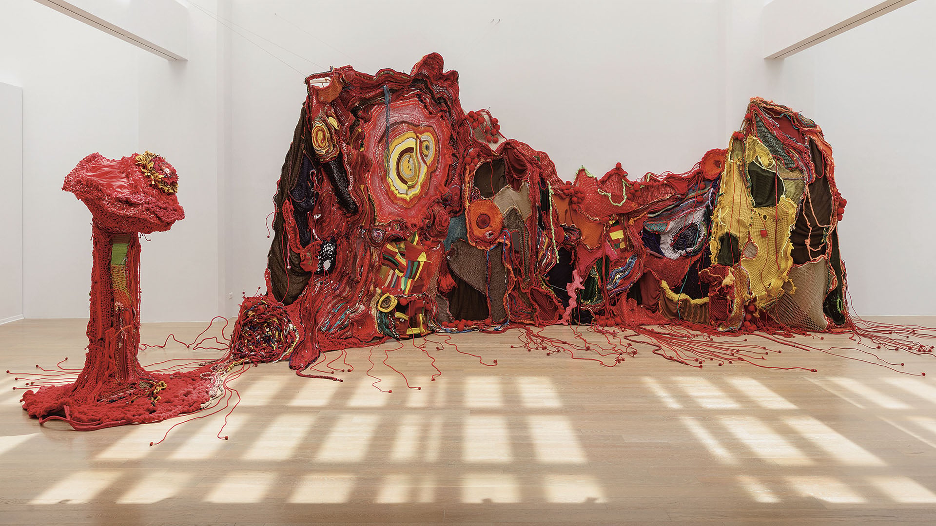 圖為呂瑋倫策劃「母神的備忘錄：武玉玲個展」於尊彩藝術中心展出一景。（呂瑋倫提供）