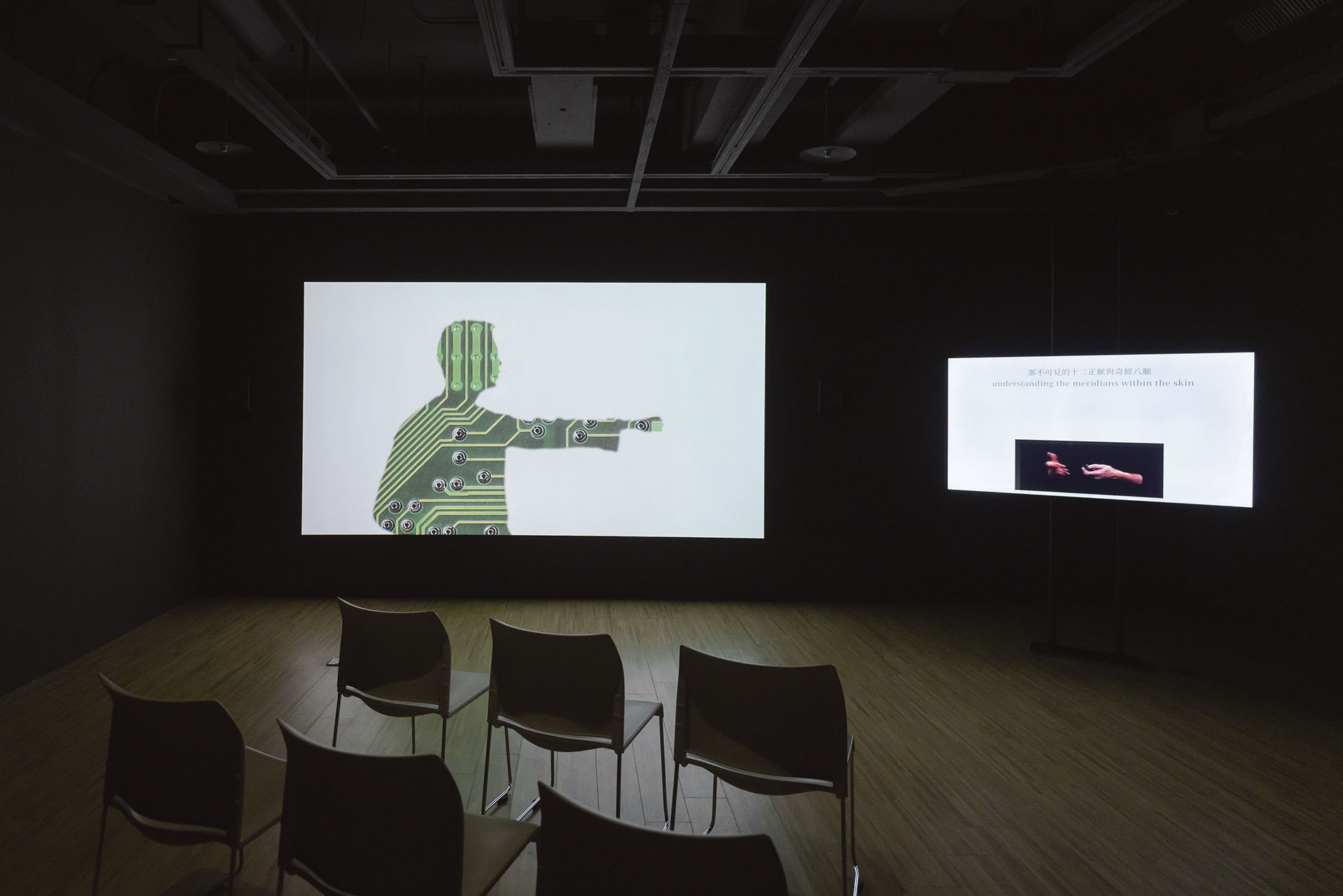 陳琛《隱藏技術》於鳳甲美術館「露餡的總是手—介面╱交握」展場一景。（攝影／林玟伶）
