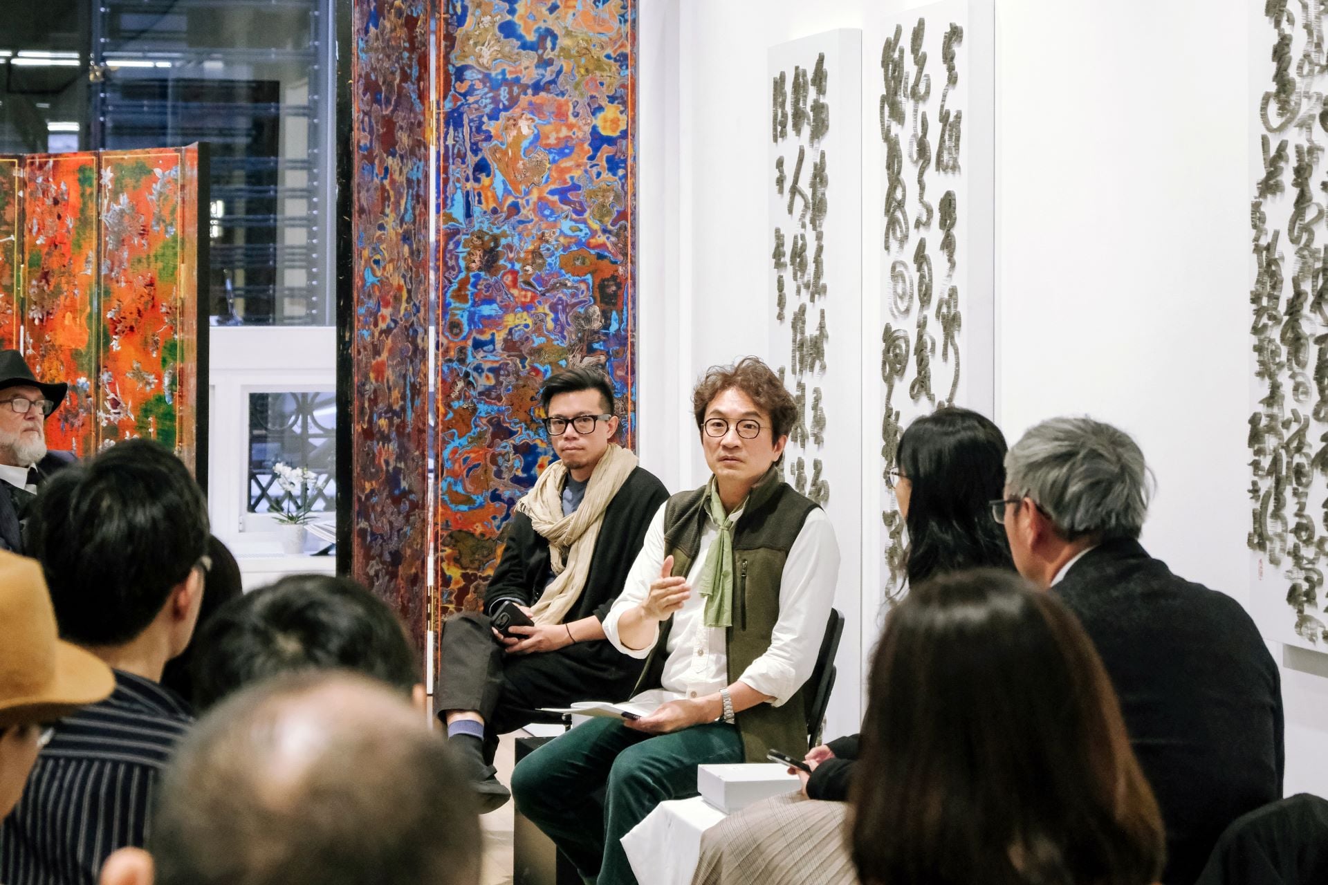 「抒情．暴：倫敦當代臺灣藝術展」展覽現場，圖為展覽期間所舉辦的三場學術論壇其一。左起：陳建今、楊忠銘、楊佳玲、陳浚豪。（圖片由耿畫廊提供）
