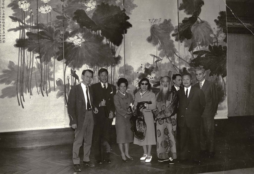 圖15 &nbsp;1961年張大千在法國巴黎賽努奇博物館特展開幕，背景為國立歷史博物館典藏1945年〈墨荷四聯屏〉。