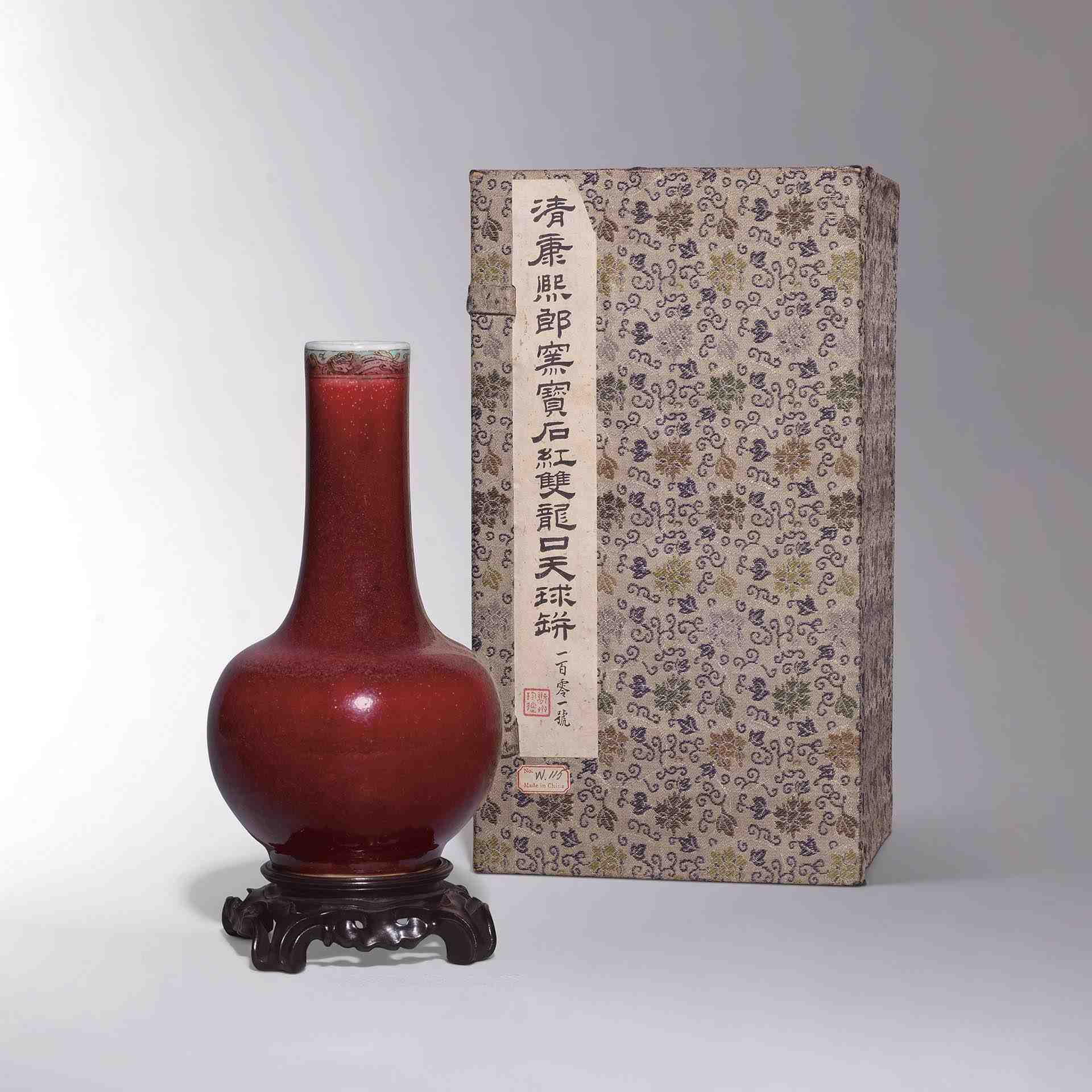 清康熙《郎窯紅釉綠彩暗刻瑞獸螭龍紋長頸瓶》，高18.4公分，估價150萬至250萬港元，成交價660萬4000港元。圖／佳士得香港。