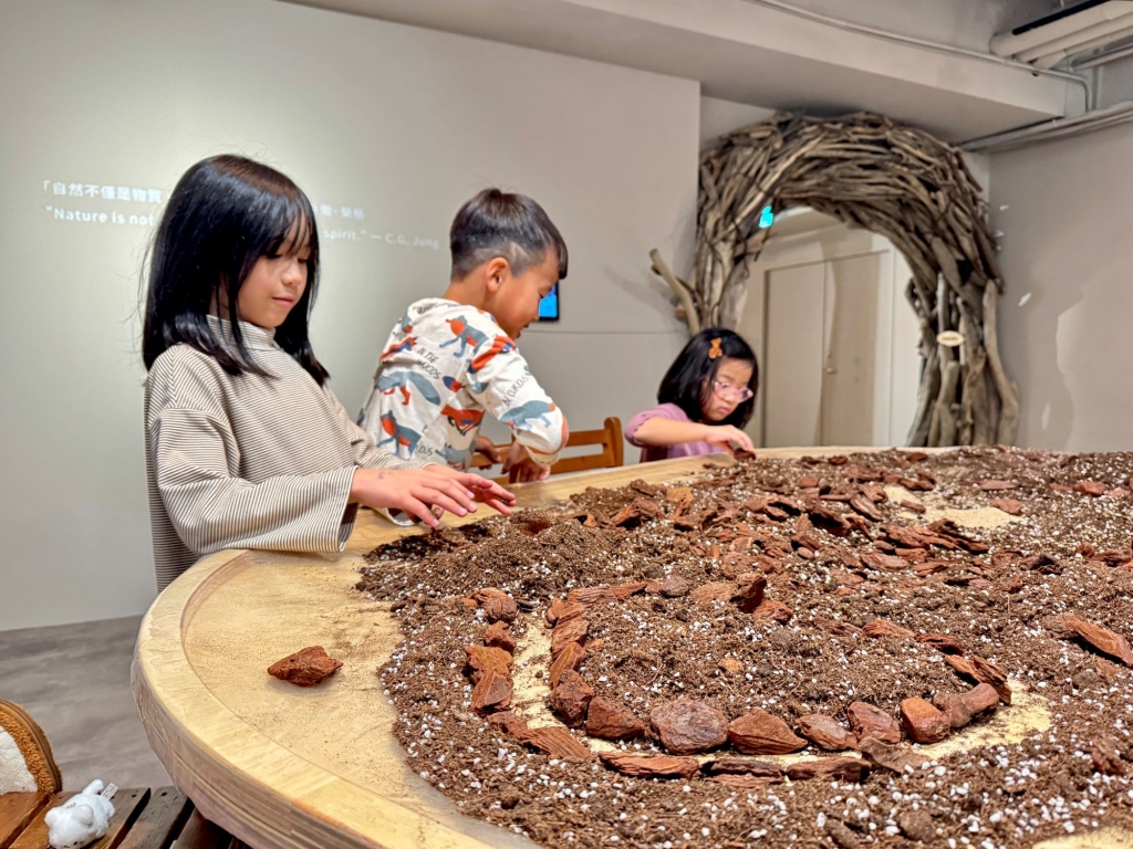 土既柔軟也堅硬，就像你我一樣；在孩子的雙手裡，它成了山丘、低谷、山洞與道路。（林宇儂提供）