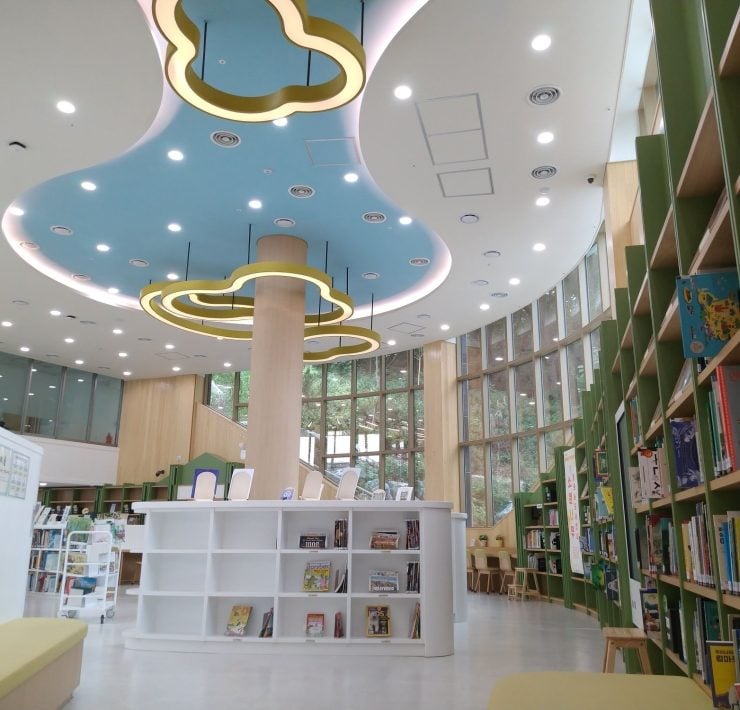 【專欄｜旅行的終點是圖書館】藏在地下的森林圖書館：方背森林環境圖書館