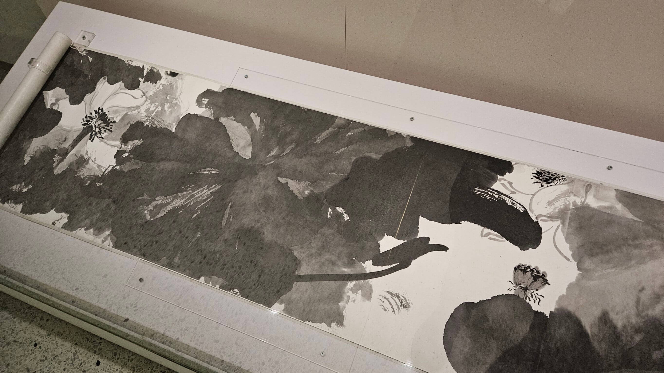 重要古物 張大千1962年作〈水殿暗香〉局部，與當年參加聖保羅雙年展的〈墨荷〉六連屏，同屬經典的「大千荷」。（攝影／曾信容）
