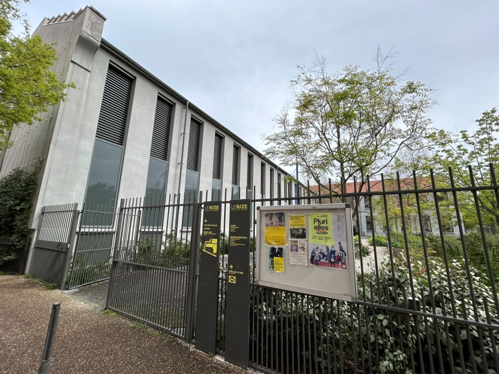 在館前一座小花園裡等待開館