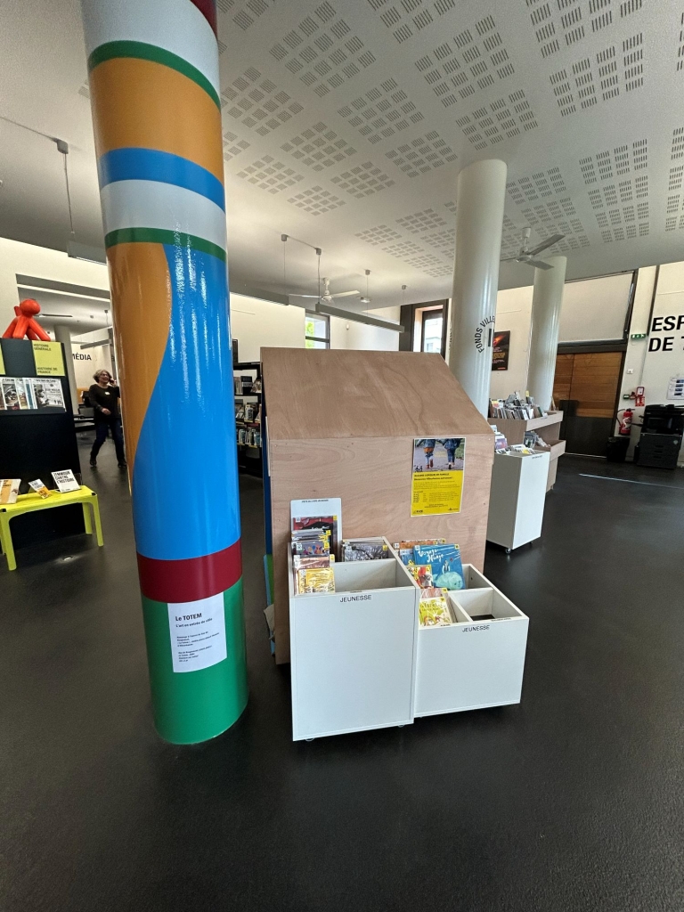 入門處展示著童書節受邀作家的作品,旁邊是城市地標的迷你版。