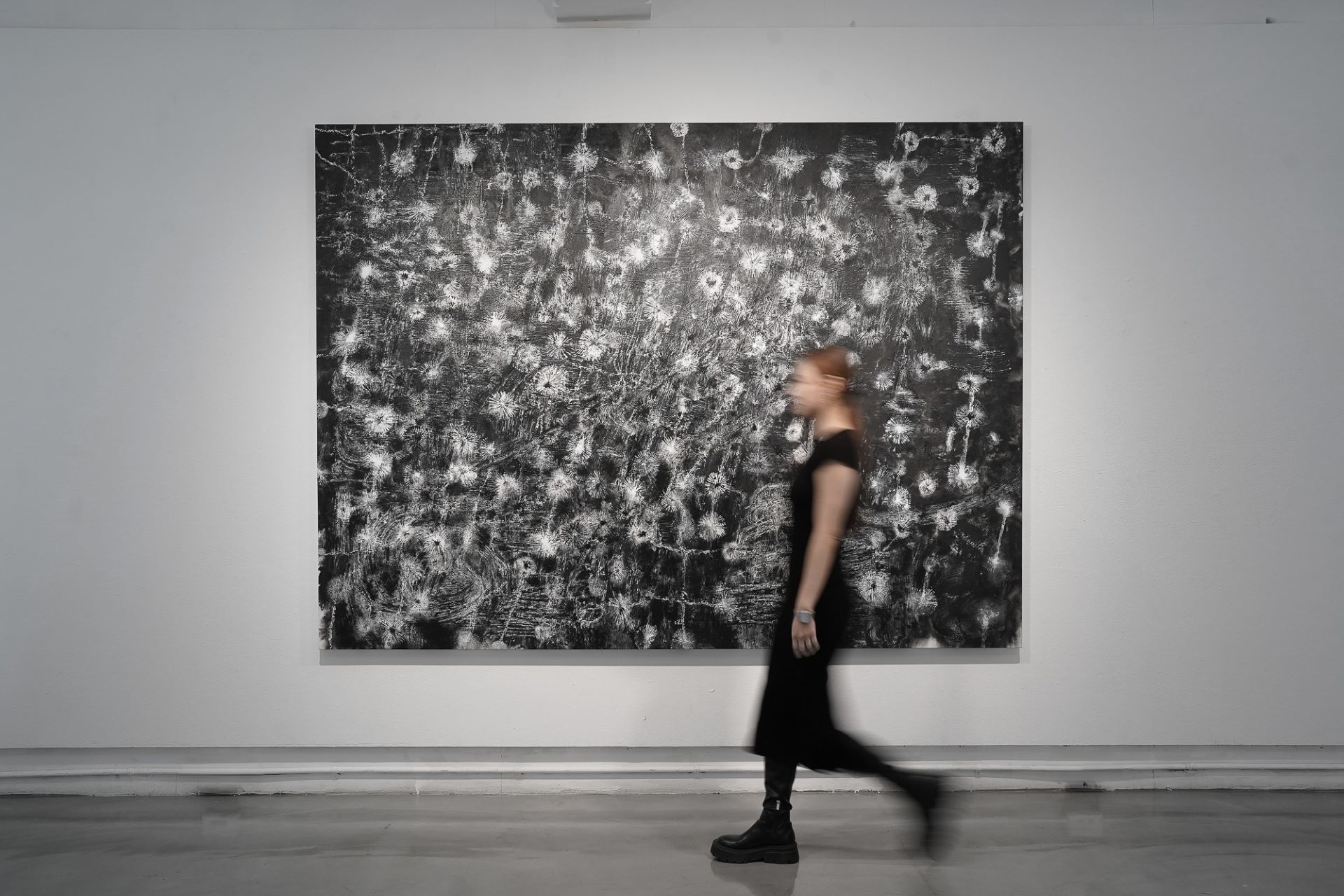 陳劭彥《重力風景–夜燈草原》，壓克力、畫布，194 x 259 cm，2022-2025。（藝術家和也趣畫廊提供）