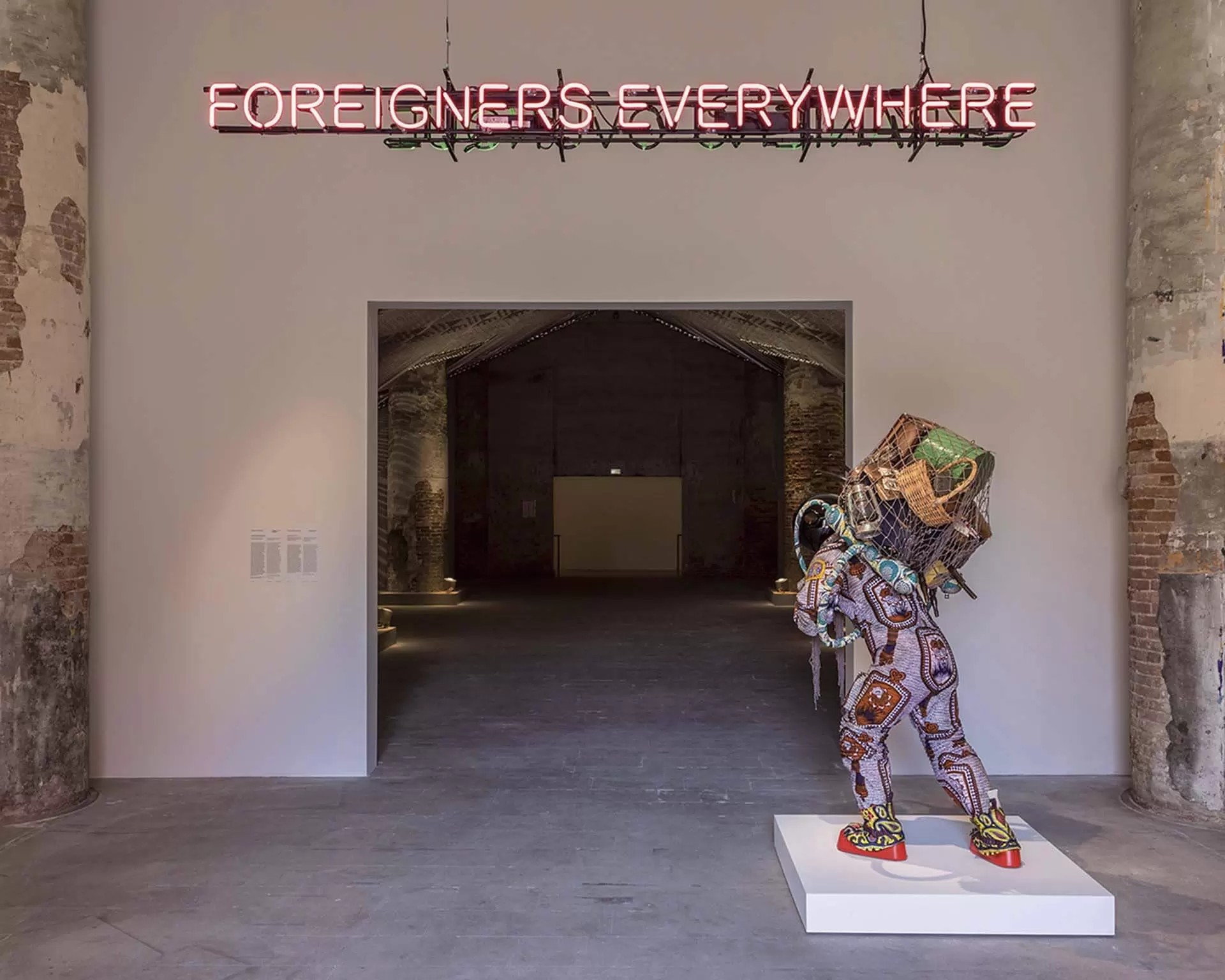 2024年威尼斯雙年展「處處都是外人」展場一隅。（攝影 ／Marco Zorzanello, Courtsey of La Biennale di Venezia）