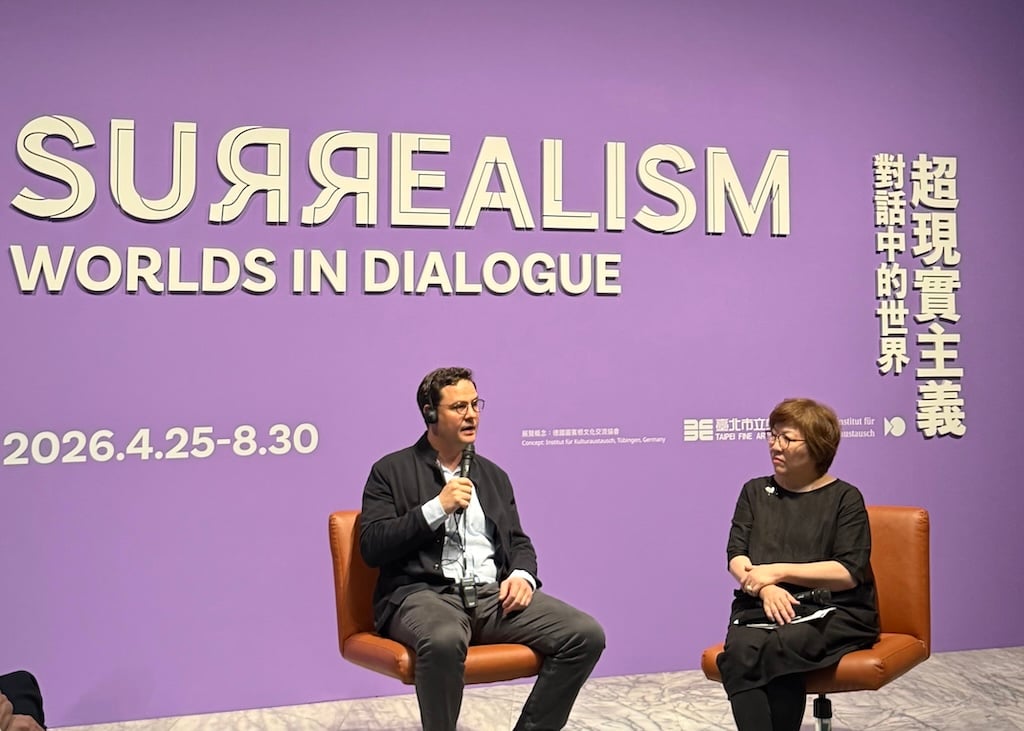「超現實主義：對話中的世界」開幕現場，圖左至右為策展人Maximilian Letze與北美館館長駱麗真。（本刊資料室）