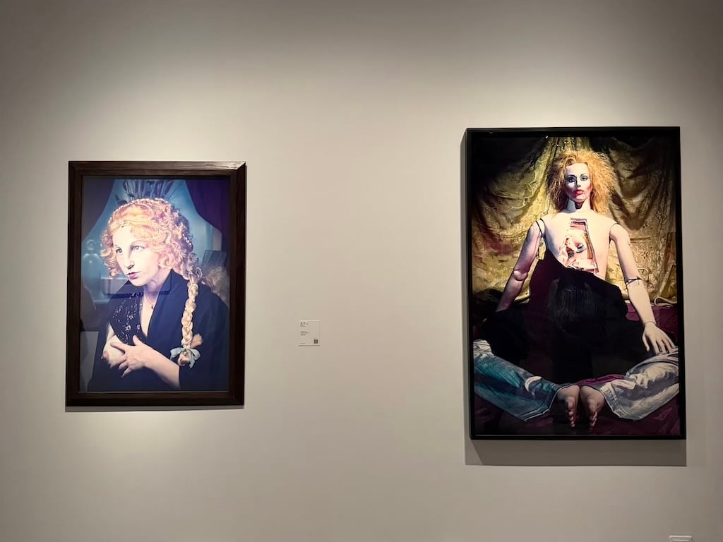 「對話的世界中」展出辛蒂．雪曼之作。（本刊資料室）