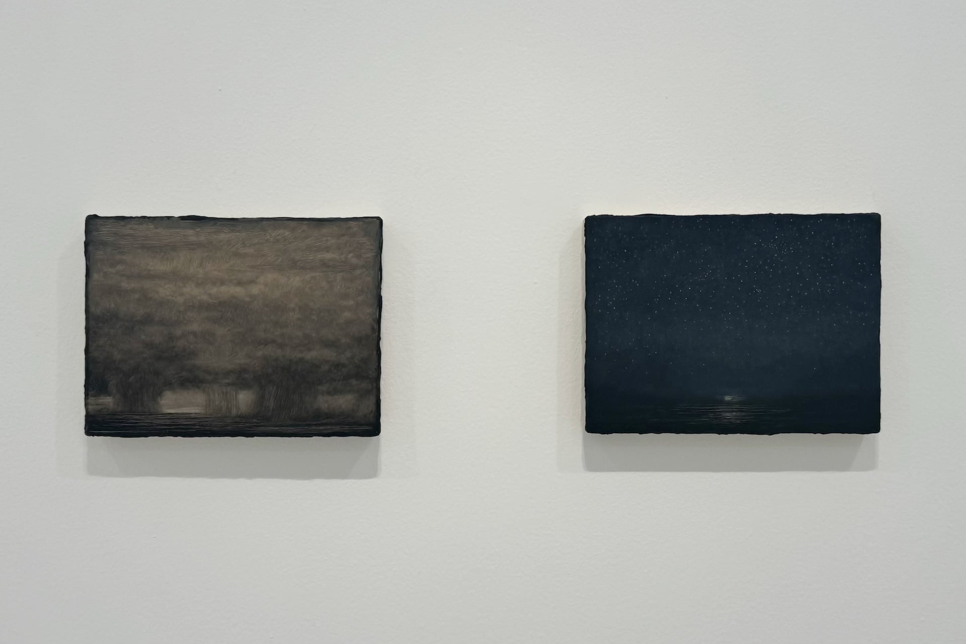 本圖為Lucas Arruda於文心藝所舉辦的「Lucas Arruda 個展」，左為《Untitled (from the Deserto-Modelo series)》（2023），右為《Untitled (from the Deser…