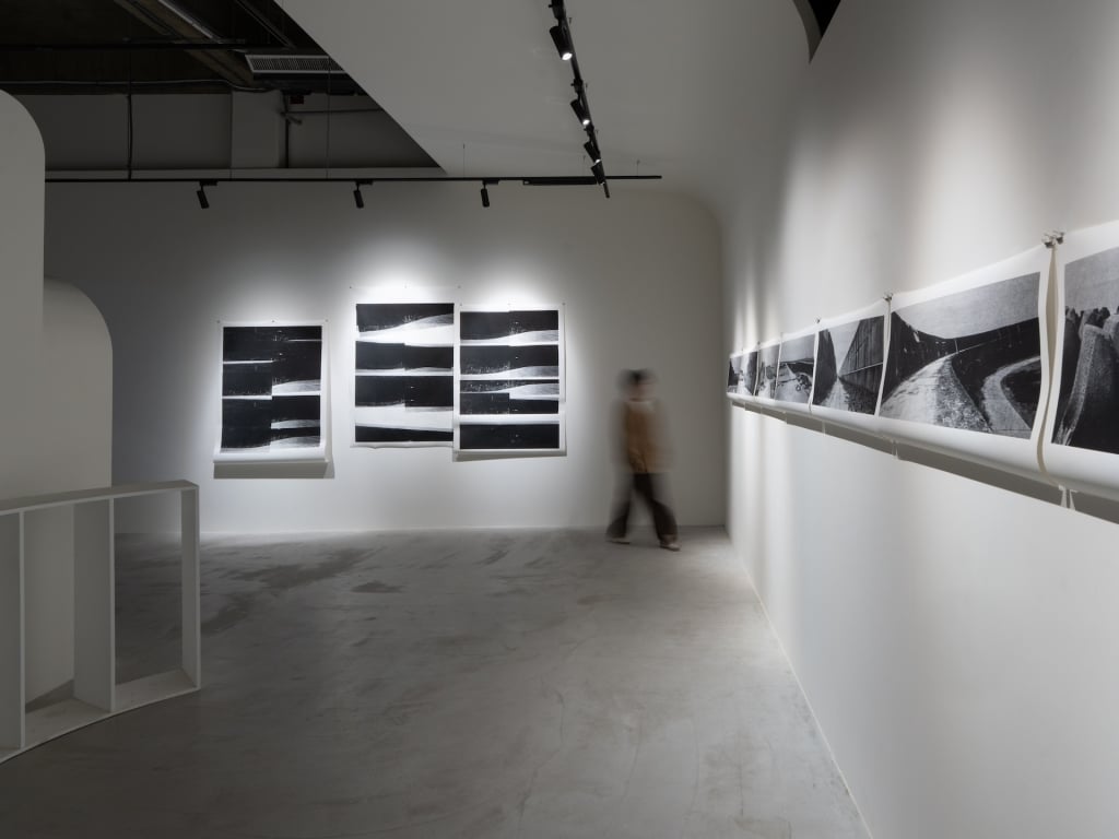 Studio-Millspace-x-Doolee-Lucas-K.-Doolan-Sara-Lee-Chia-Lin《沿岸地景》，於嚴禁煙火畫廊。（攝影／彼岸無限，鹽埕藝術季籌備委員會提供）