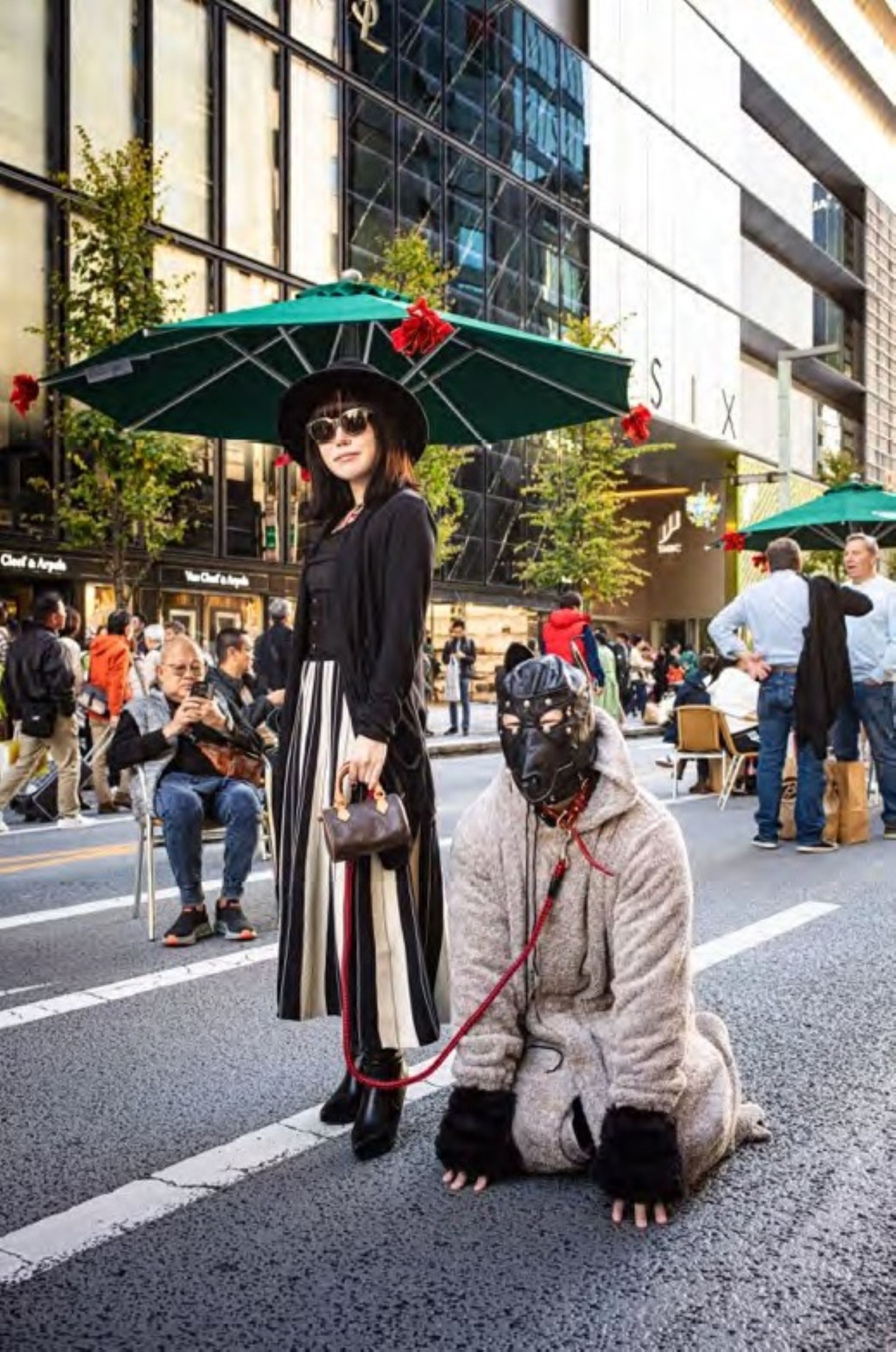 賴弘洲，〈銀座的兩人〉（Ginza Couple）。（藝術家提供）