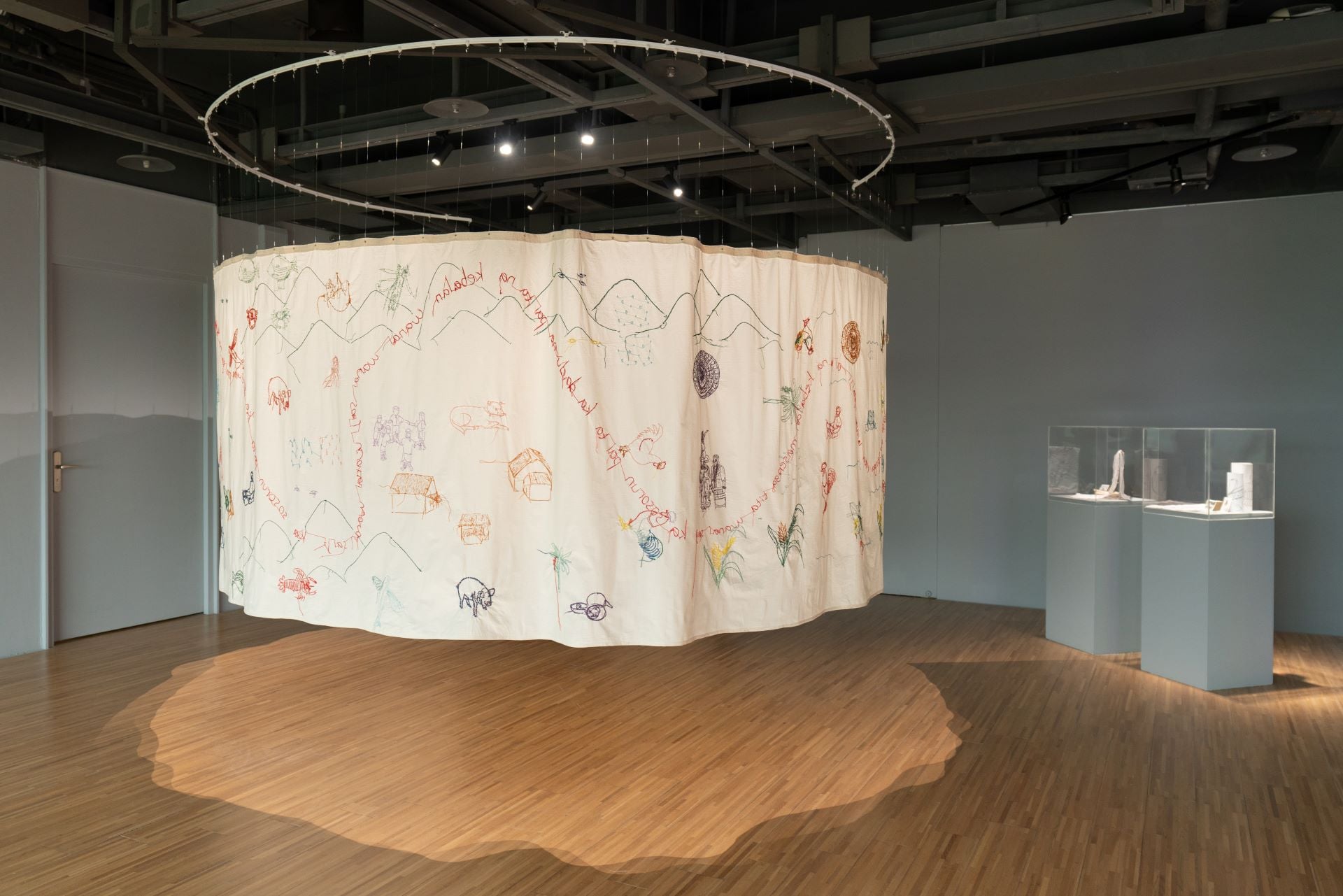 梅塔．梅莉達（Meita Meilita），《Wanai Saiji：the shape of being／存在的形式》，2025，裝置、棉布刺繡與文獻檔案，尺寸依展場而定。(藝術家提供)