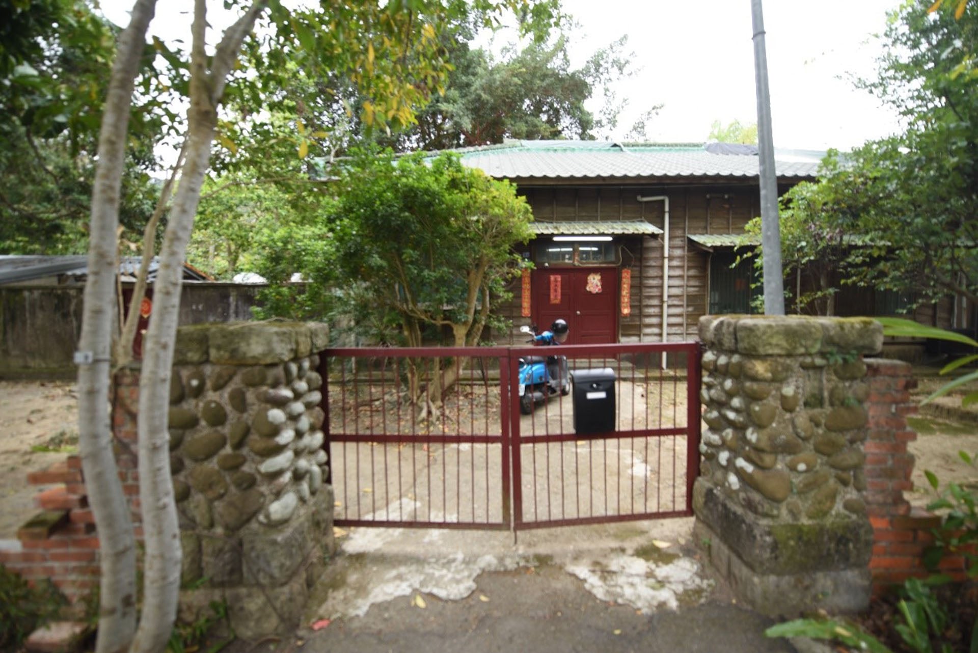 昔日保護蔣介石的侍衛眷村大多已經拆除，此為少數留存負責園藝工作人員的眷舍。（攝影／蕭文杰）