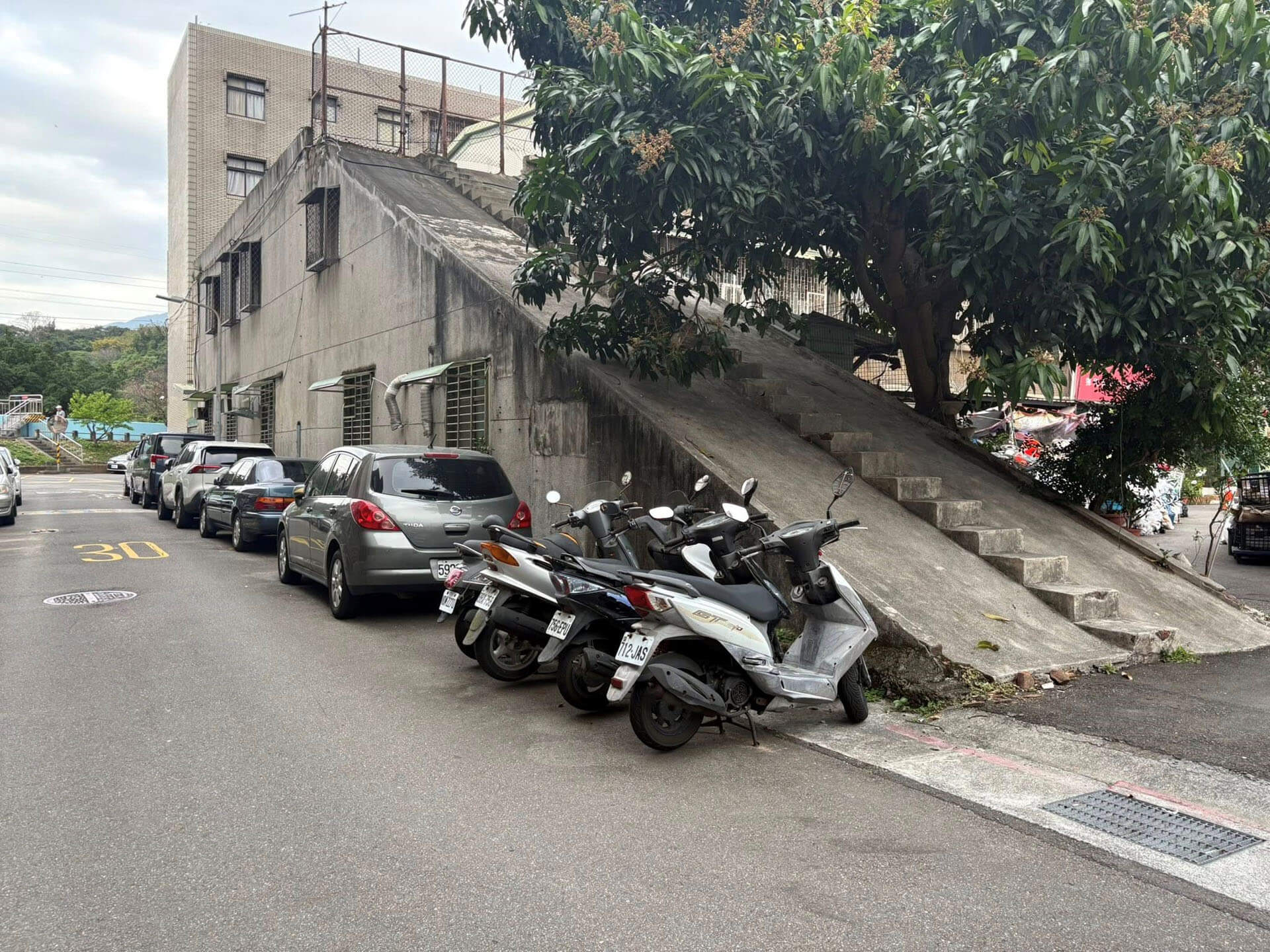 士林官邸附近的防空砲陣地，昔日有7座，今日僅剩雨農市場附近一座，已經成為民宅。（攝影／蕭文杰）