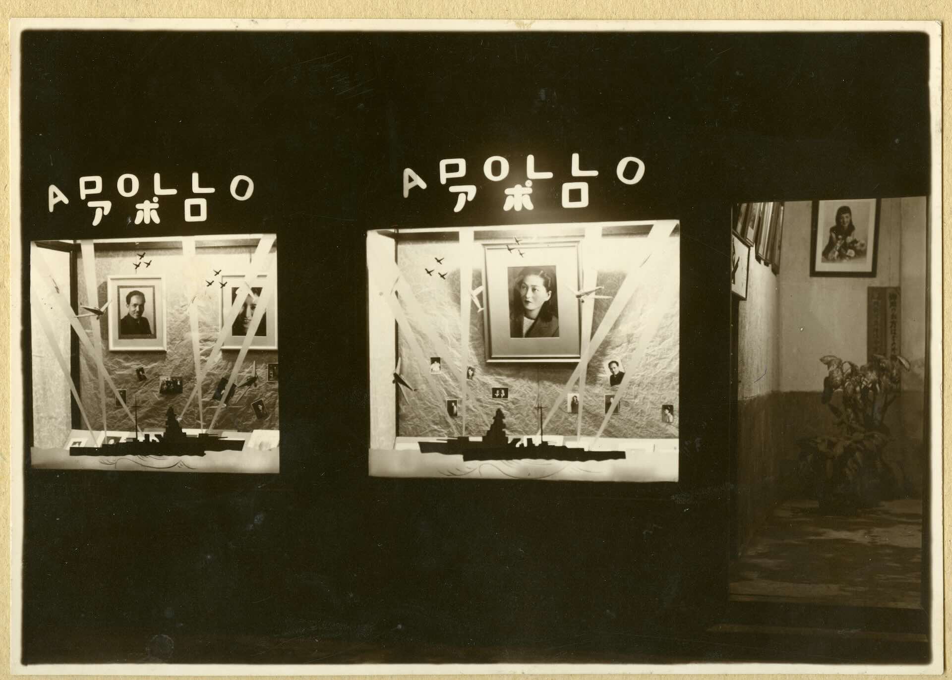藝術家彭瑞麟的作品《戰爭時期的Apollo櫥窗》，戰時管制下，彭瑞麟為了讓紙膠帶不影響櫥窗的美感，設計戰艦航行的場景，巧妙將規定張貼的紙膠帶設計為戰艦的探照燈光束。（彭瑞麟資料庫提供）