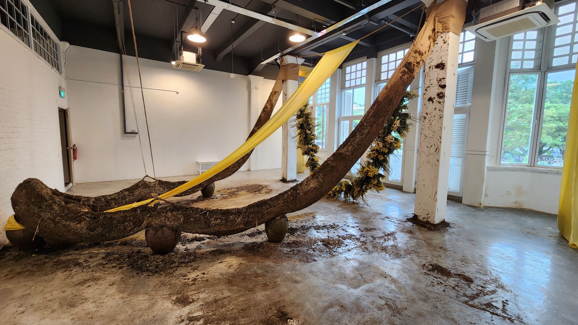 丹尼爾．李（Daniel Lie），《脆弱的遊戲》（Fragility Game），於2023年新加坡雙年展中展出，泥土、種子、各種有機材料。（攝影／高森信男）