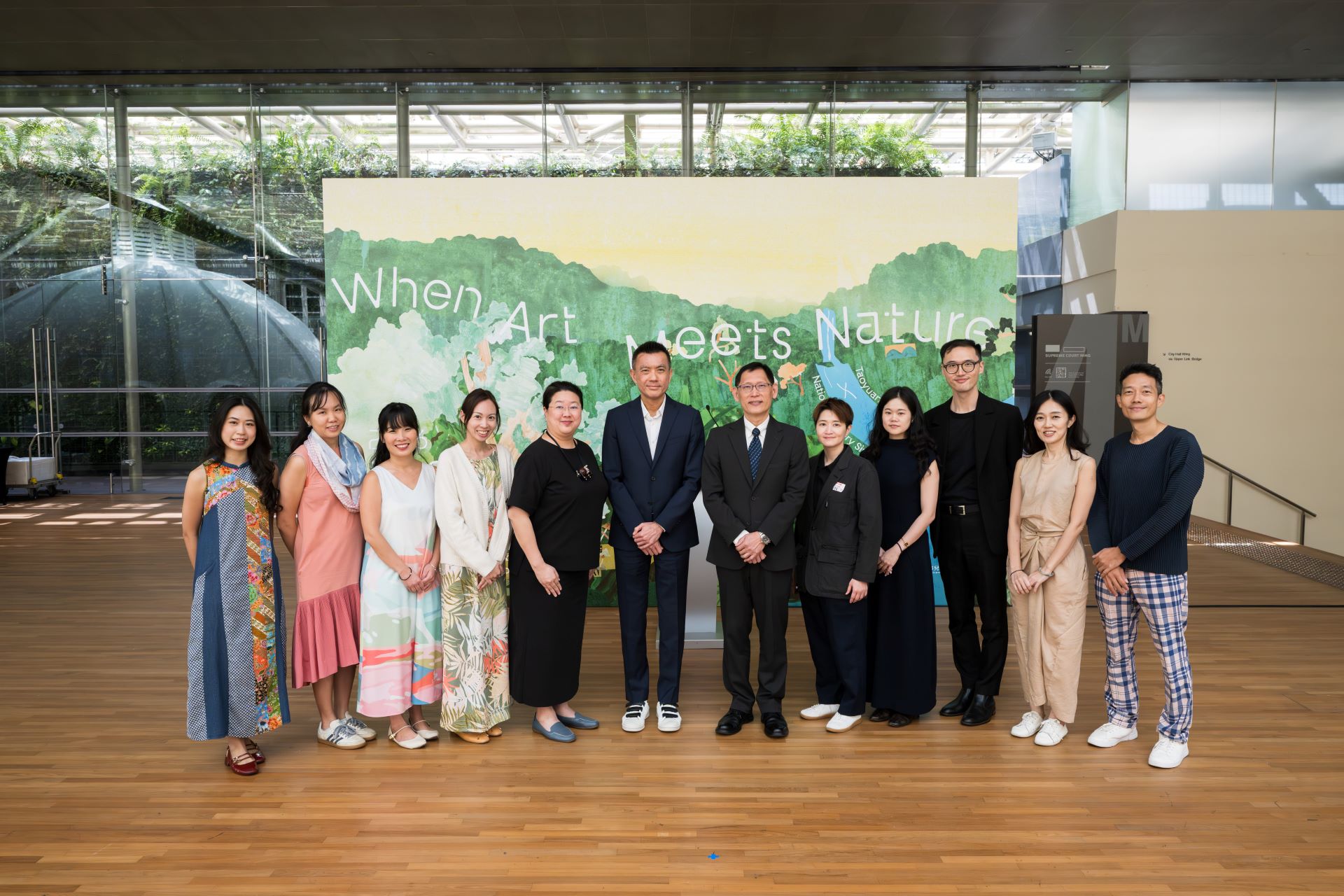 展覽開幕式大合照。 (圖片提供／桃園市立美術館｜新加坡國家美術館)