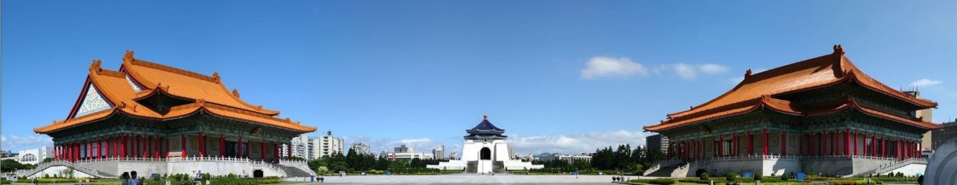 中正紀念堂頂部設計仿效北京天壇的琉璃瓦八角攢尖頂，八角象徵「忠、孝、仁、愛、信、義、和、平」。（維基百科）