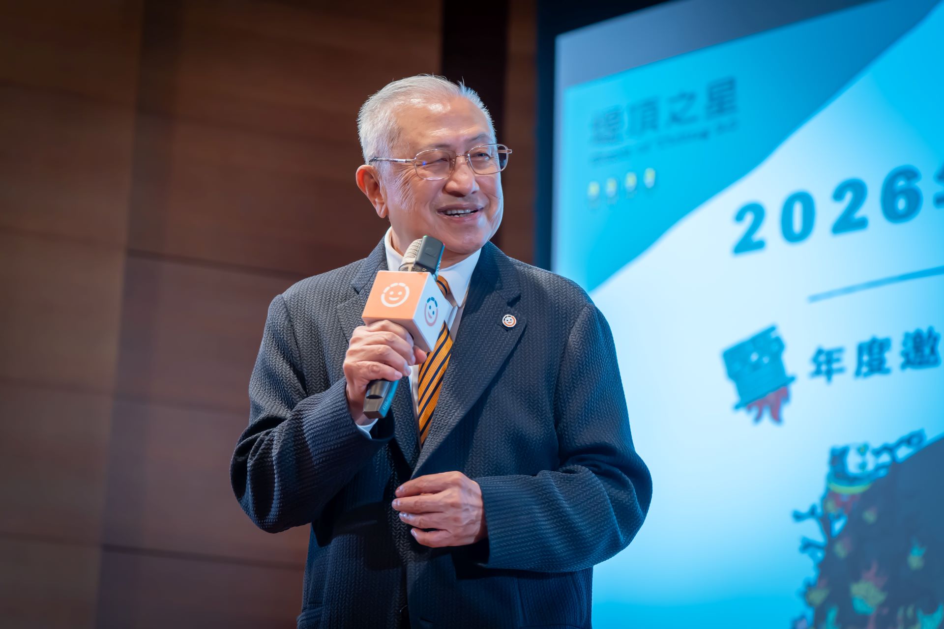 王道銀行教育基金會駱錦明董事長致詞恭喜本屆2026「堤頂之星2.0」三類入選團隊。（王道銀行教育基金會提供）
