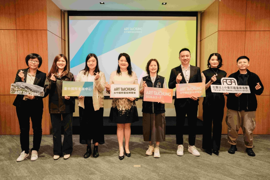 2026台中國際藝術博覽會 左起臺中國際會展中心業務企劃組鍾佳蓉專員、臺中市立美術館吳霈瑀組長、臺中市立美術館楊茗蕙秘書、畫廊協會陳菁螢理事長、臺中市政府文化局蕭靜萍主任秘書、合作夥伴承豪石材陳昱愷品牌長、餐飲夥伴LayLow執行特助陳今郁…