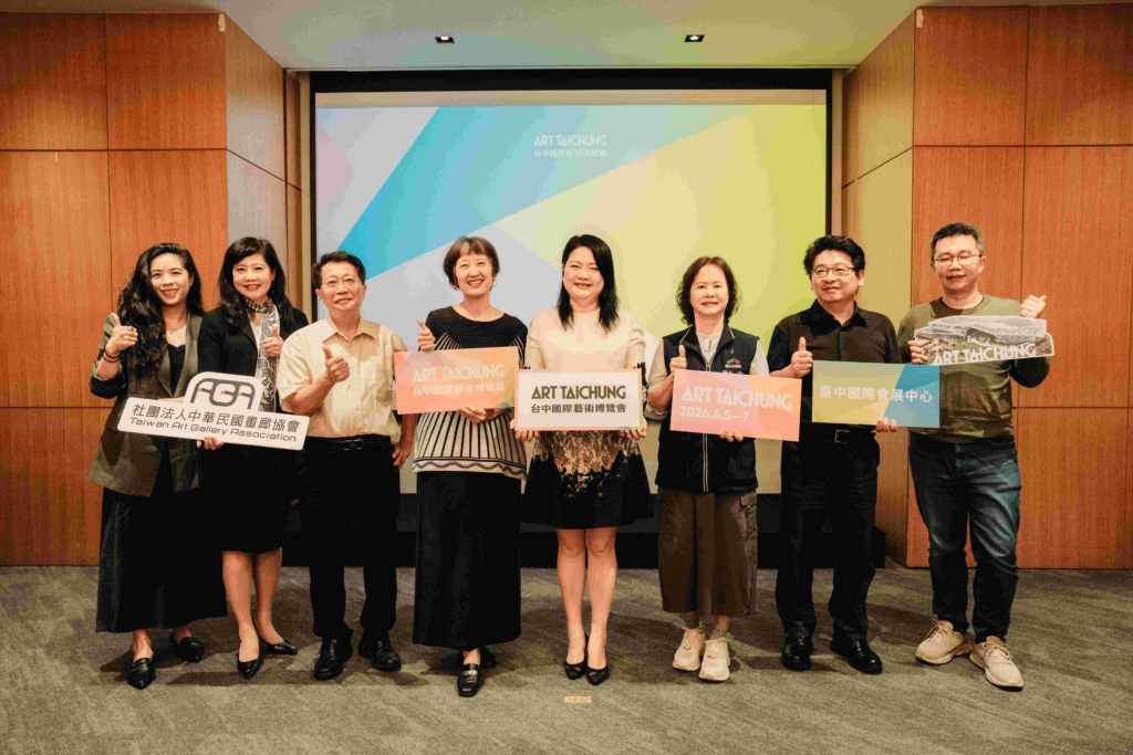 2026台中國際藝術博覽會 左起畫廊協會姚妤萱藝術總監、畫廊協會游文玫秘書長、臺中市大墩文化中心陳文進主任、財團法人臺灣美術基金會林平執行長、畫廊協會陳菁螢理事長、臺中市政府文化局蕭靜萍主任秘書、國立新竹生活美學館葉于正館長、國立新竹生活美…