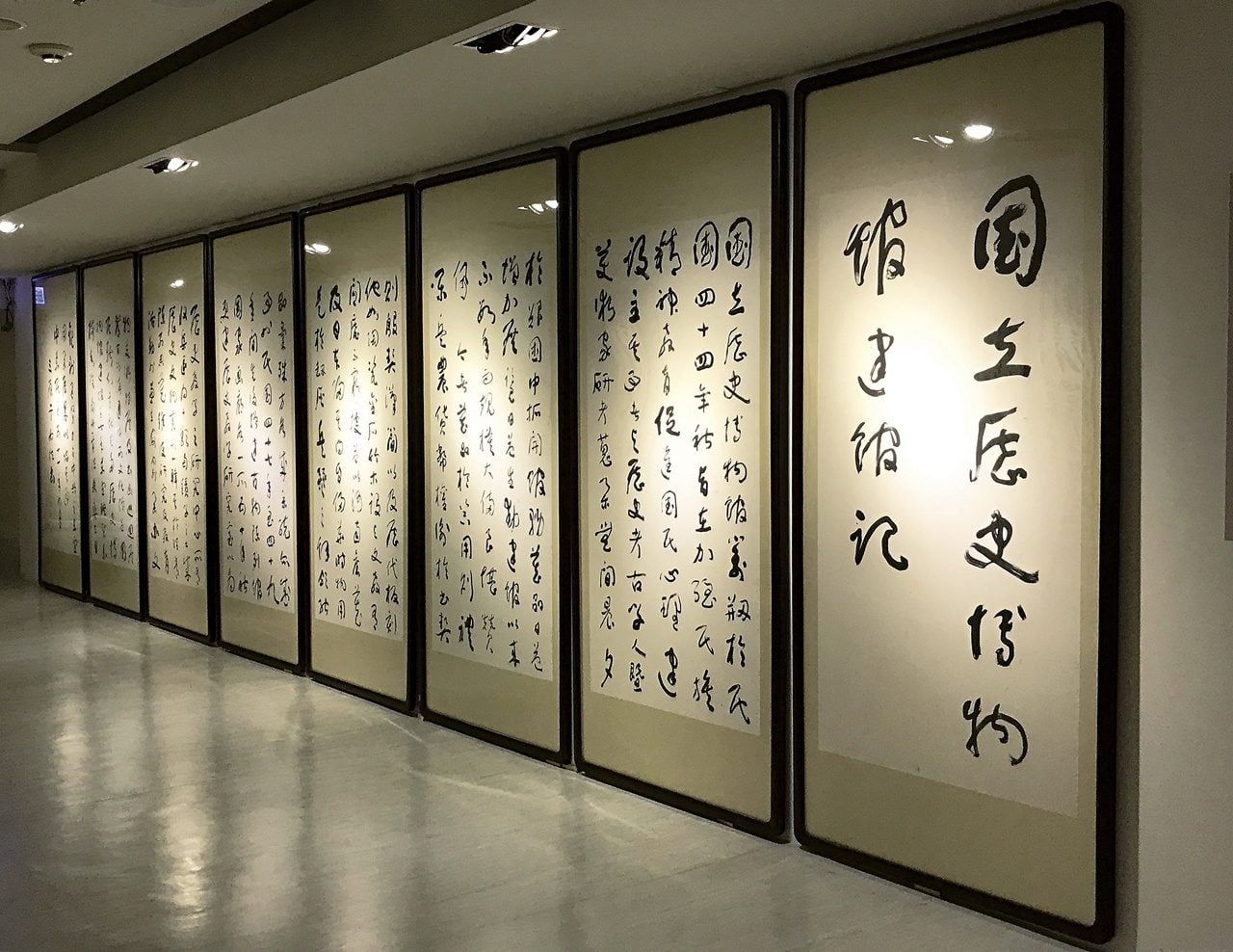 國立歷史博物館三樓的于右任〈國立歷史博物館建館記〉手書真蹟。圖／編輯部。
