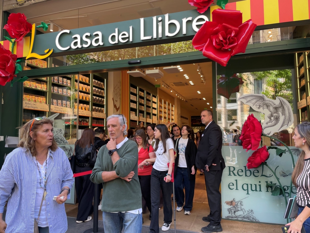 百年連鎖書店&nbsp;Casa del Llibre以巨大玫瑰花與惡龍裝飾店面。