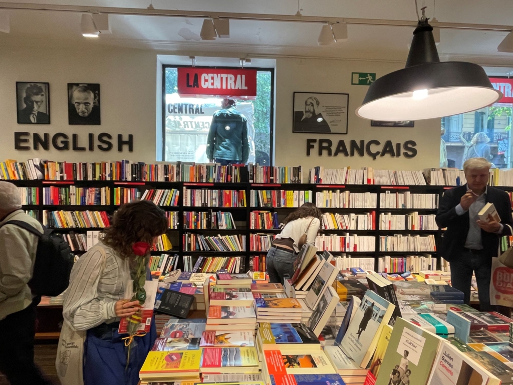 &nbsp;Llibreria La Central有豐富的英文、法文書籍。