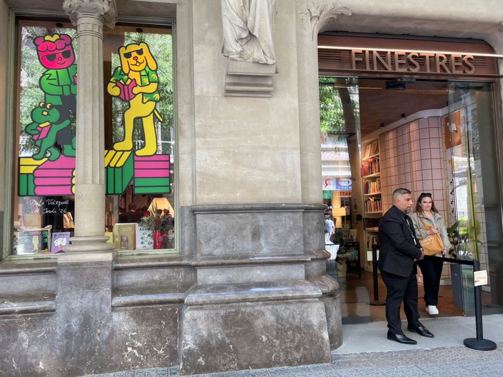 Llibreria Finestres d’Art i Còmic書店以圖像書等藝術書籍為主，門口插畫相當吸睛。