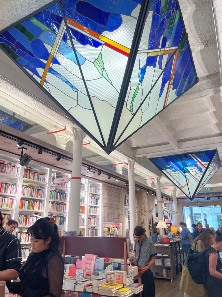 Llibreria Finestres d’Art i Còmic書店一進門目光立即被兩座巨大的錐形燈吸走。