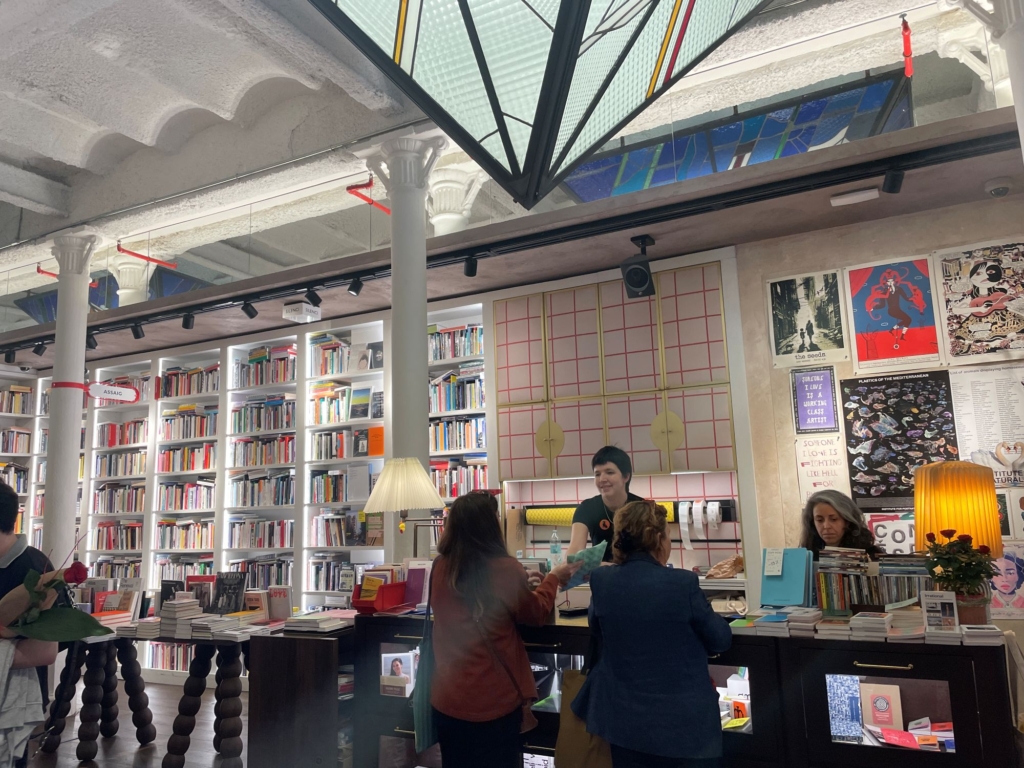&nbsp;Llibreria Finestres d’Art i Còmic書店非常寬敞，設計感十足。