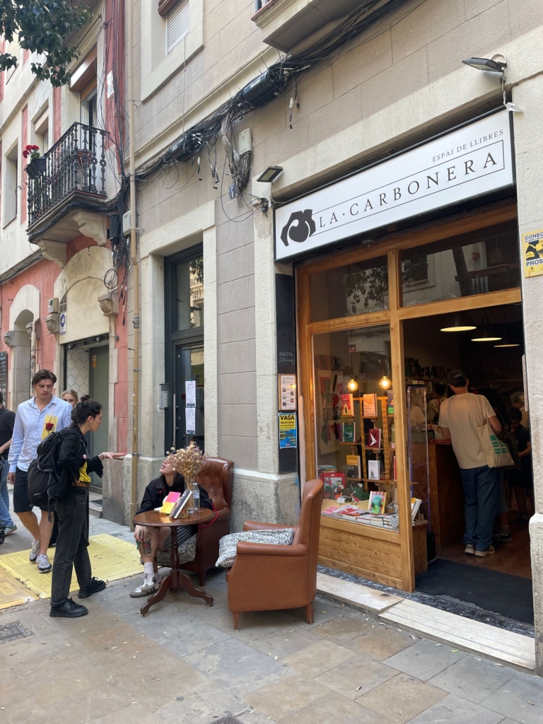 La Carbonera書店的門口即是作家簽書會。