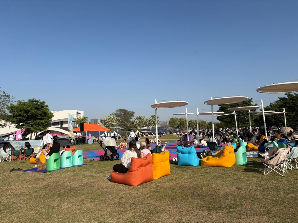 汝矣島漢江公園的場地，其實灕江邊有一段距離