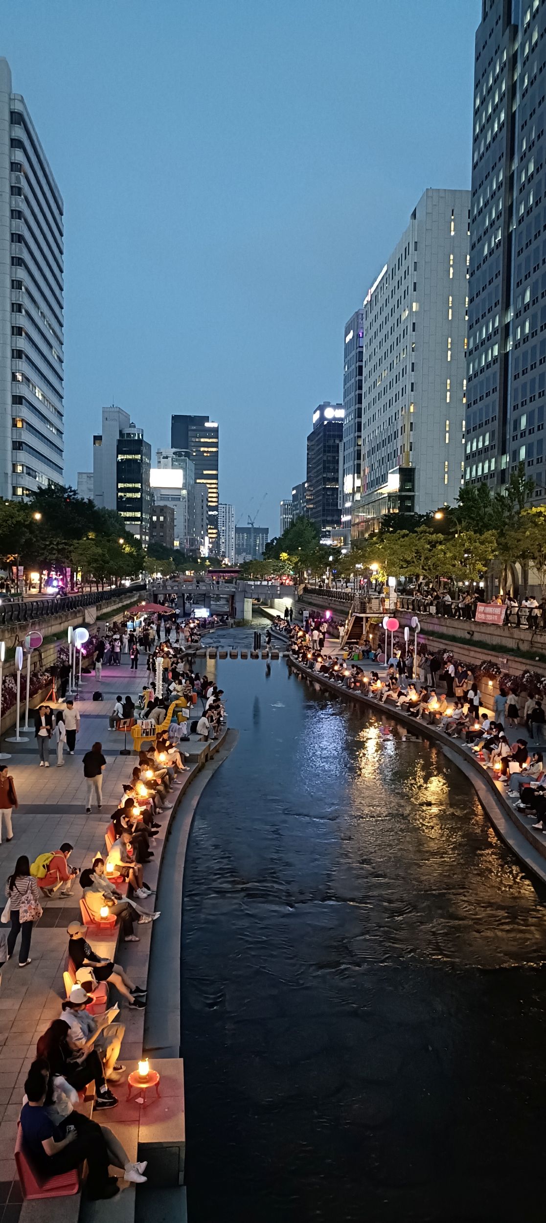 夜晚點燈後的清溪川