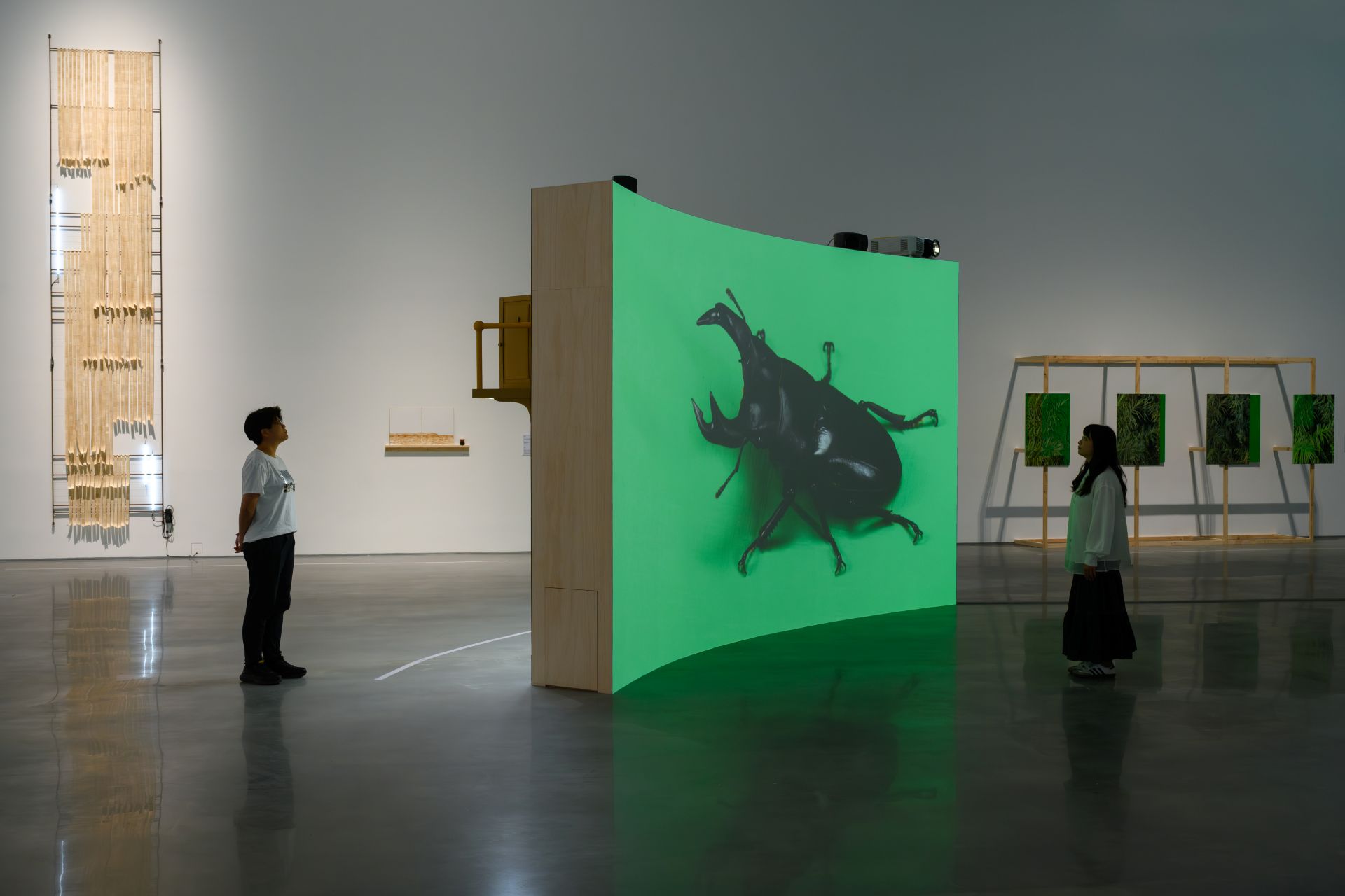 「熱暑人」子題「烈焰之世」展覽室A一景。（圖片提供：臺中市立美術館。攝影：卓杜信XhinMania）