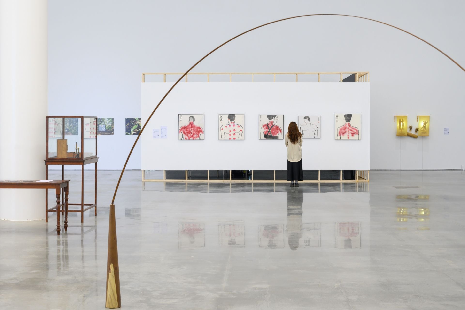 「熱暑人」子題「熱暑人：高溫塑形」展覽室C一景。（圖片提供：臺中市立美術館。攝影：卓杜信XhinMania）