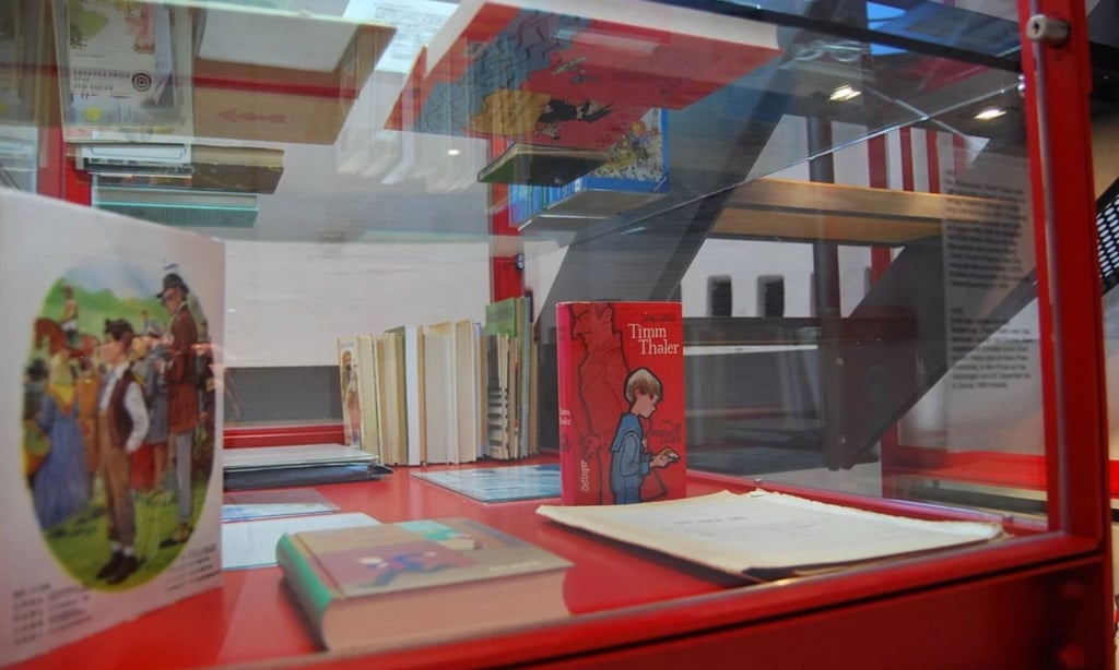 這張相片來源是布魯騰堡（Blutenburg）國際青少年圖書館（International Youth Library）https://www.ijb.de/en/exhibitions/single/james-kruess-tower2…