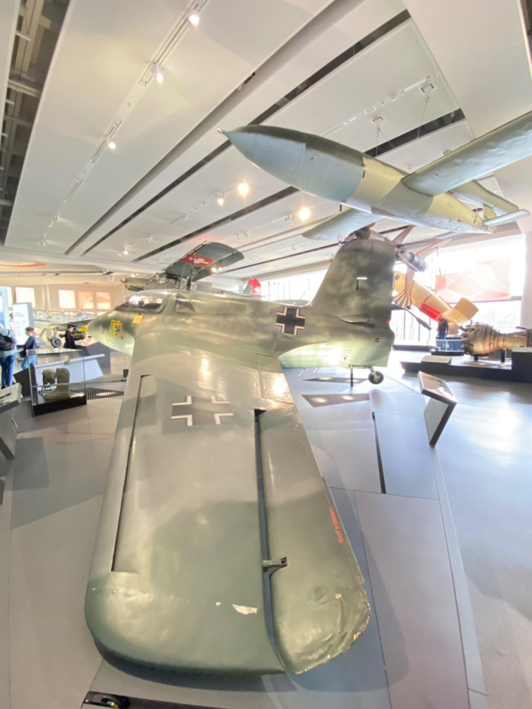 2.火箭動力攔截機：梅塞施密特 Me 163「彗星式」戰鬥機 (Messerschmitt Me 163 Komet)。我和鐵熊在慕尼黑德意志博物館遇到它，它展示了納粹德國在戰爭末期寄望透過「奇蹟武器」（Wunderwaffen）來扭轉頹勢…