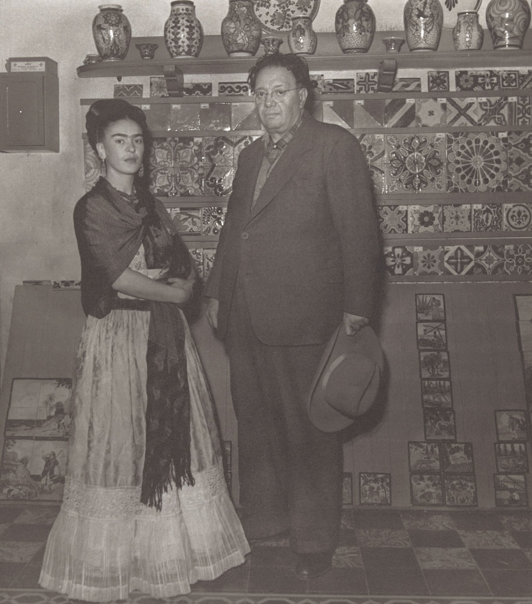 攝影師利奧．馬蒂斯（Leo Matiz）於1946年拍攝迪亞哥．里維拉與芙烈達．卡蘿。此作現藏於紐約現代藝術博物館，並於2026年美國紐約MoMA展覽「Frida and Diego: The Last Dream」中呈現。（The Mus…