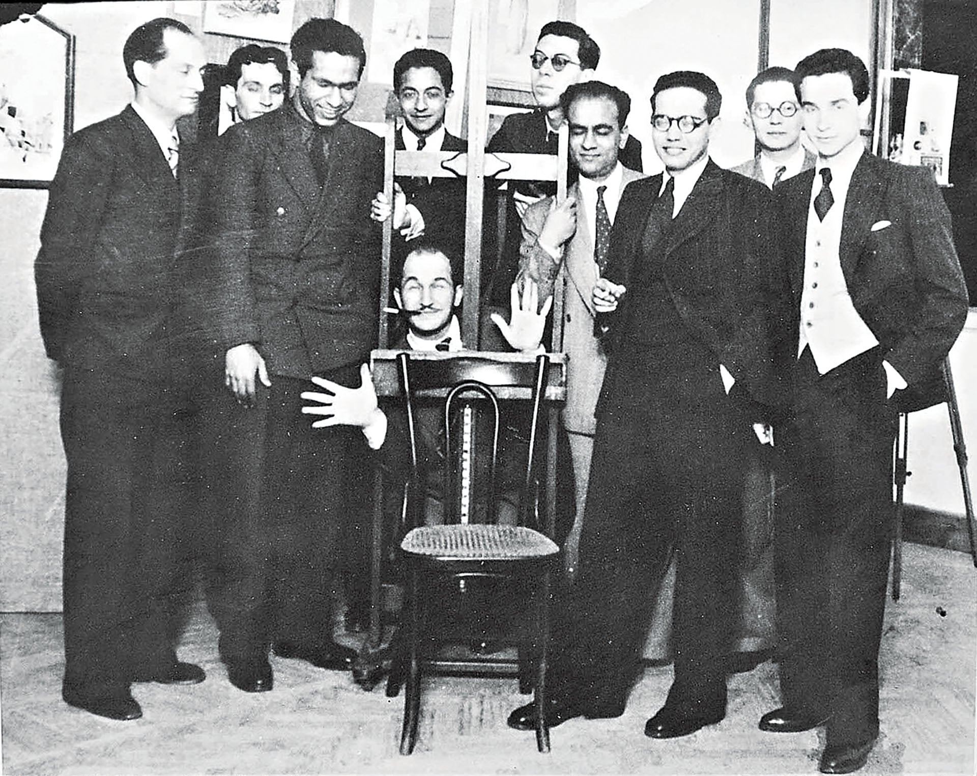 1941年埃及超現實主義團體「Art et Liberté」成員合影。圖中前排由左至右為Jean Moscatelli、Kamel el Telmissany、Angelo de Riz、Ramses Younan、Fouad Kamel；…