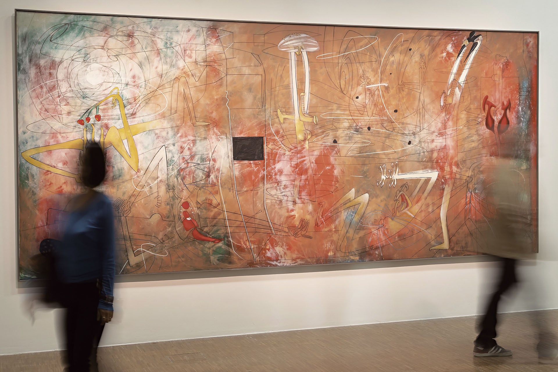 2024年巴黎龐畢度中心舉辦「超現實主義」大型回顧展。圖為展覽現場一景。（攝影／Hervé Véronèse；© Hervé Véronèse）
