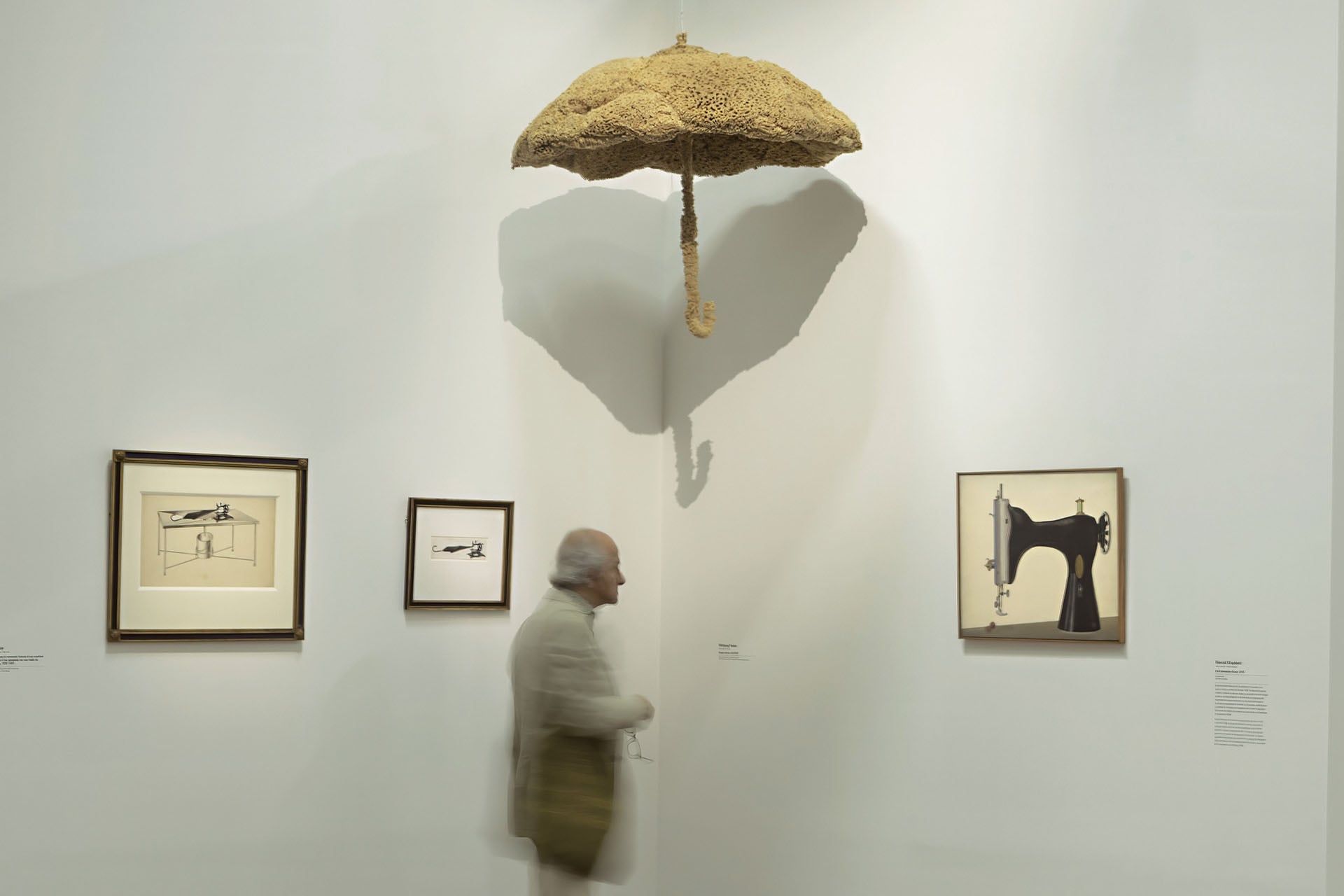 2024年巴黎龐畢度中心舉辦「超現實主義」大型回顧展。圖為展覽現場一景。（攝影／Hervé Véronèse；© Hervé Véronèse）