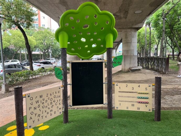 可在透過遊戲板中的工具，假想出適合的社交遊戲，訓練手指靈活及想像力2-12歲為原則（2歲以上兒童、身心障礙族群及陪伴者）