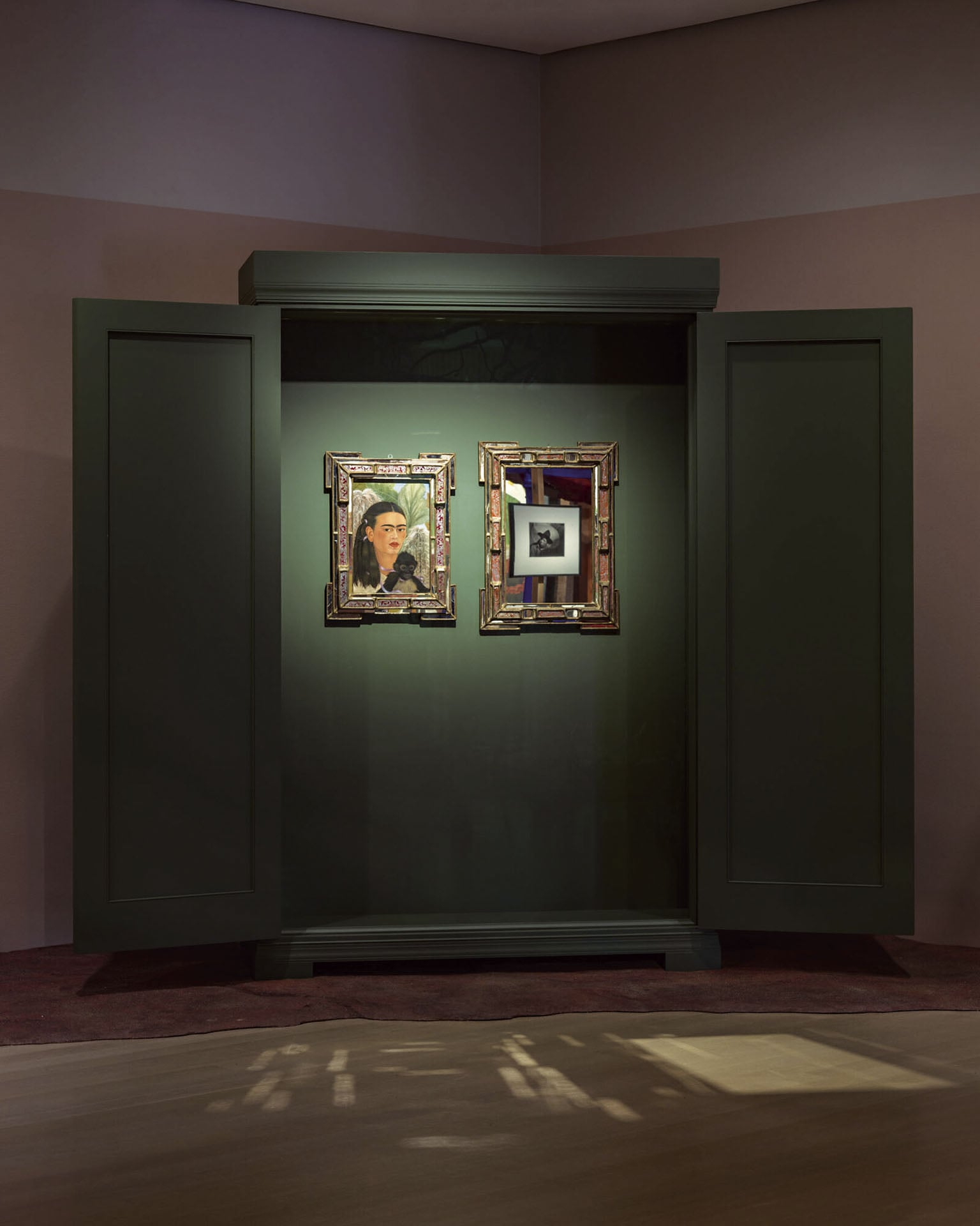 紐約MoMA於2026年舉辦「Frida and Diego: The Last Dream」展覽，回顧芙烈達．卡蘿與迪亞哥．里維拉的創作。圖為展覽現場一景。（攝影／Jonathan Dorado；© The Museum of Moder…