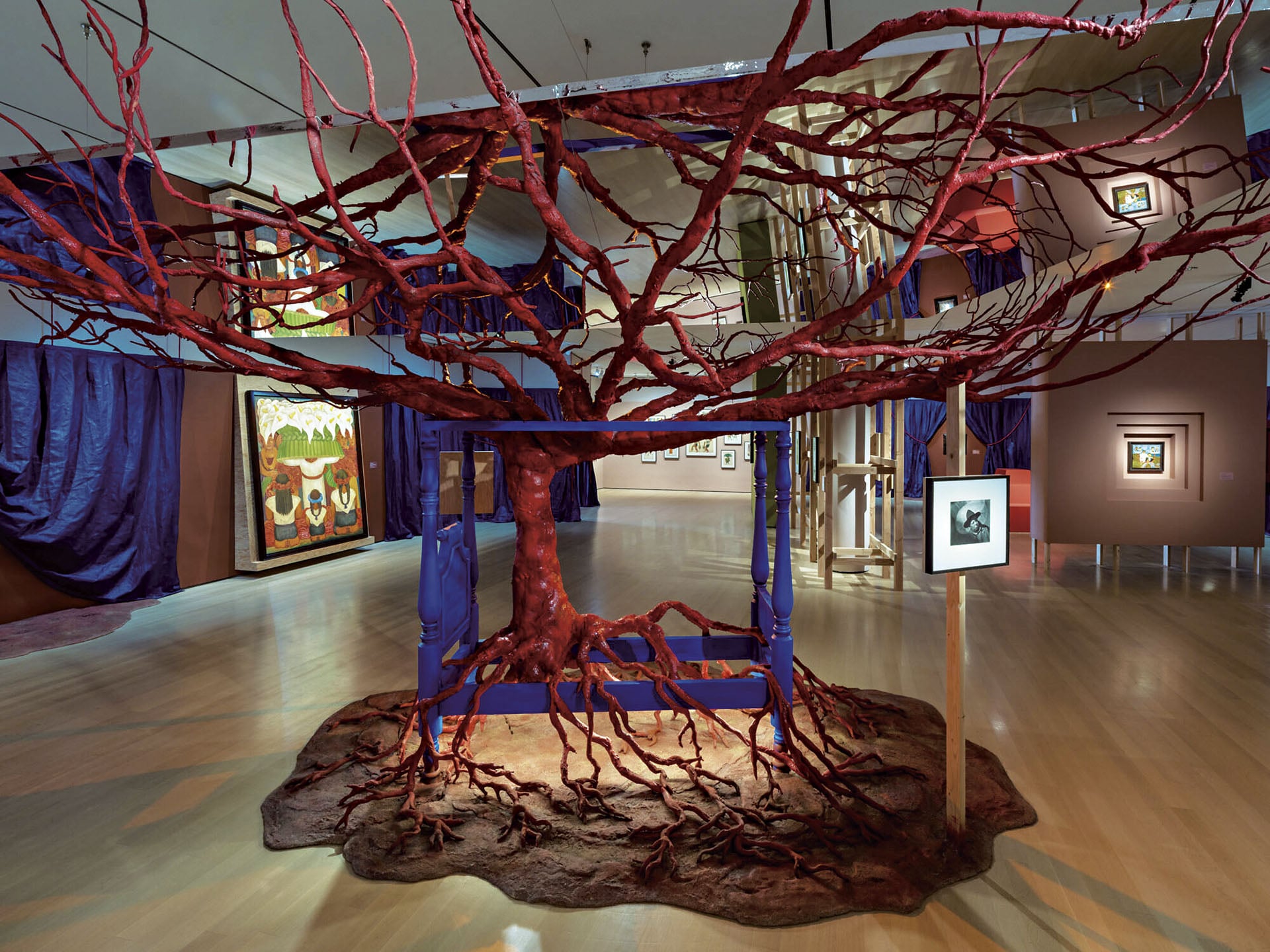 紐約MoMA於2026年舉辦「Frida and Diego: The Last Dream」展覽，回顧芙烈達．卡蘿與迪亞哥．里維拉的創作。圖為展覽現場一景。（攝影／Jonathan Dorado；© The Museum of Moder…