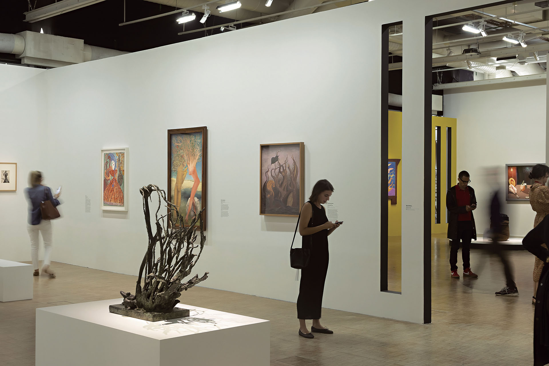 2024年巴黎龐畢度中心舉辦「超現實主義」大型回顧展。圖為展覽現場一景。（攝影／Hervé Véronèse；© Hervé Véronèse）
